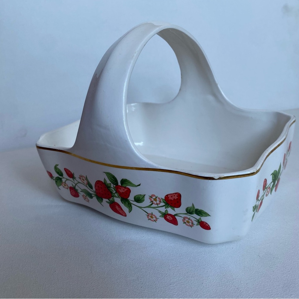 Vintage Teleflora Wild Strawberry Field Basket Gold Trim Handle Ceramic